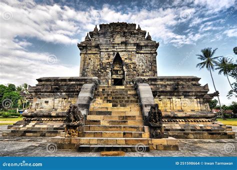 Le Temple Mendut : Une merveille architecturale reflétant la splendeur du passé javanai !