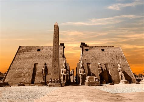  Le Temple de Louxor: Une Odyssée Chronologique sous le Soleil Égyptien !