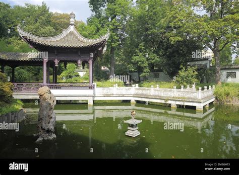  Le Temple de la Paix Céleste: Une Oasis Spirituelle et Architecturale dans Xiaogan !