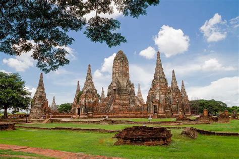 Le Wat Chaiwatthanaram: Une splendeur historique dans une jungle luxuriante !