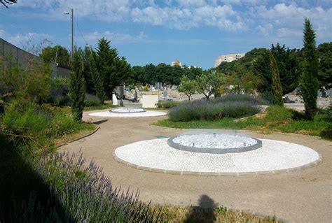 Le Jardin du Souvenir de Yerville: Un havre de paix verdoyant pour les âmes rêveuses !