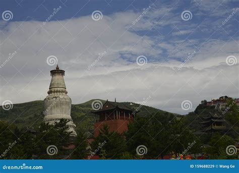  Le Mont Wutai: Un sanctuaire bouddhiste mystique niché dans la nature luxuriante!