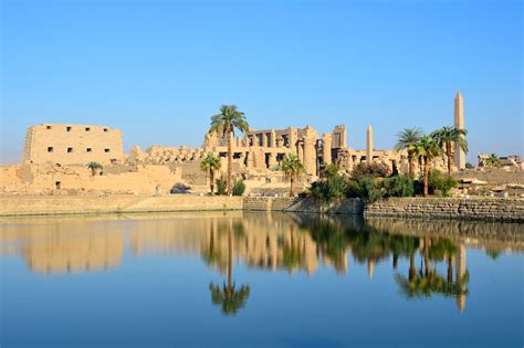 Le Temple de Karnak: Une Ode Monumentale à l'Ancienne Égypte !